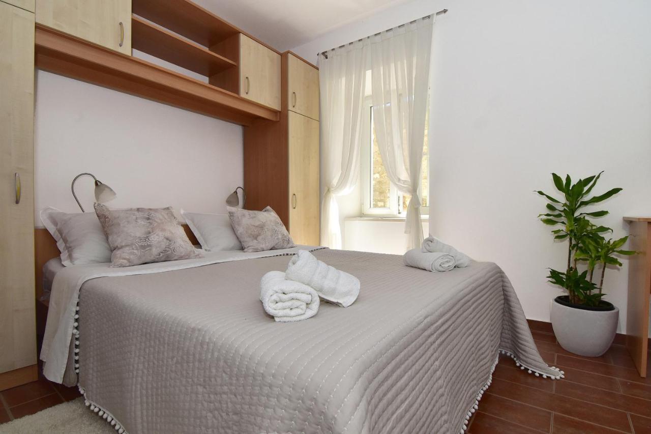 Old Town Studio Apartments Макарська Екстер'єр фото